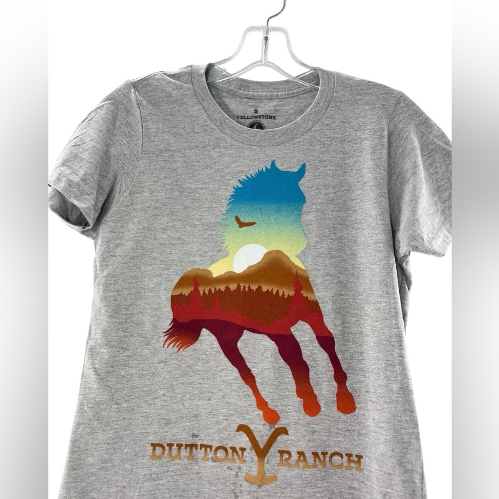 Gray Yellowstone Dutton Ranch Horse Graphic T-Shirt Small